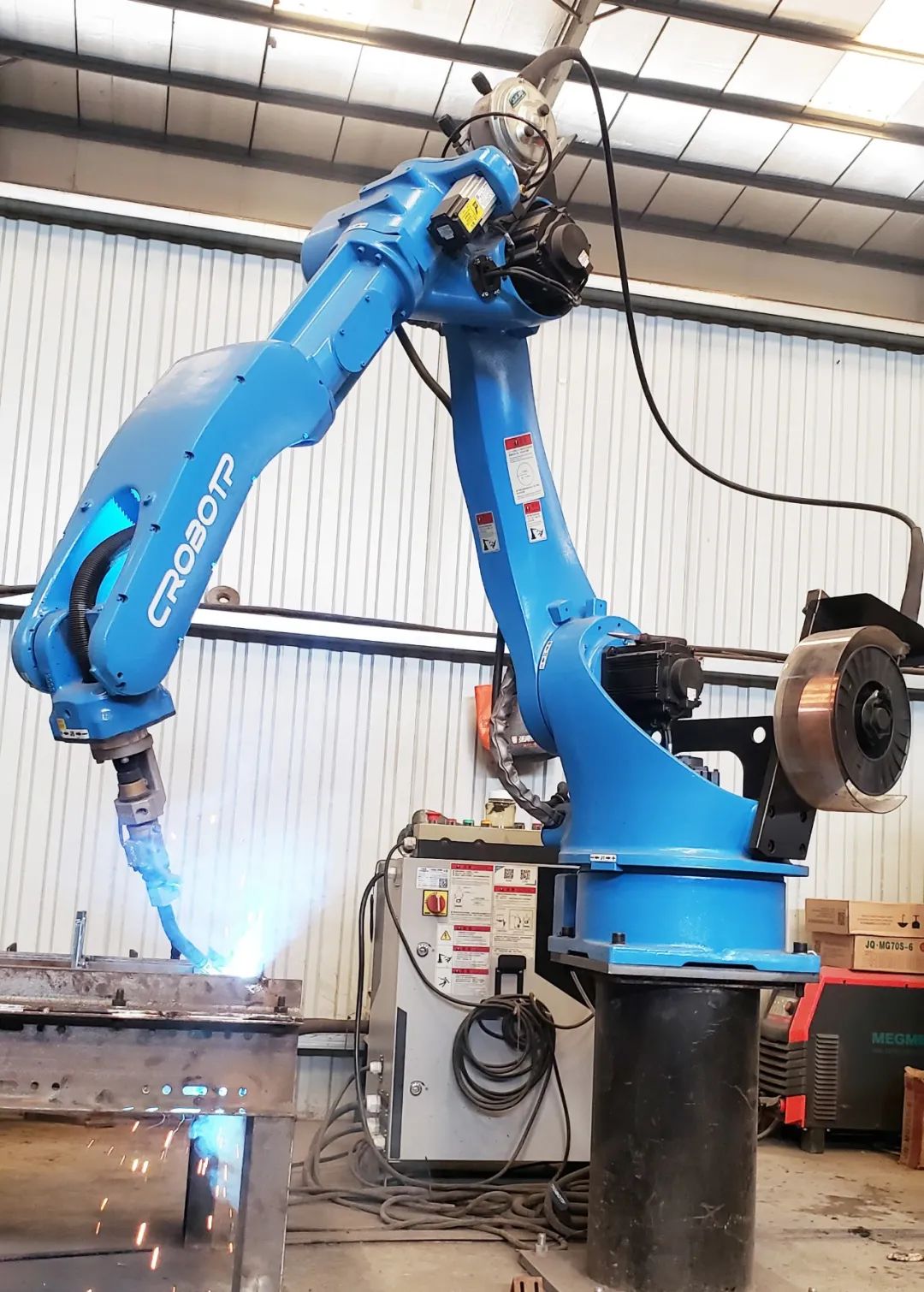 高效焊接机器人，开创精密加工新时代！ 