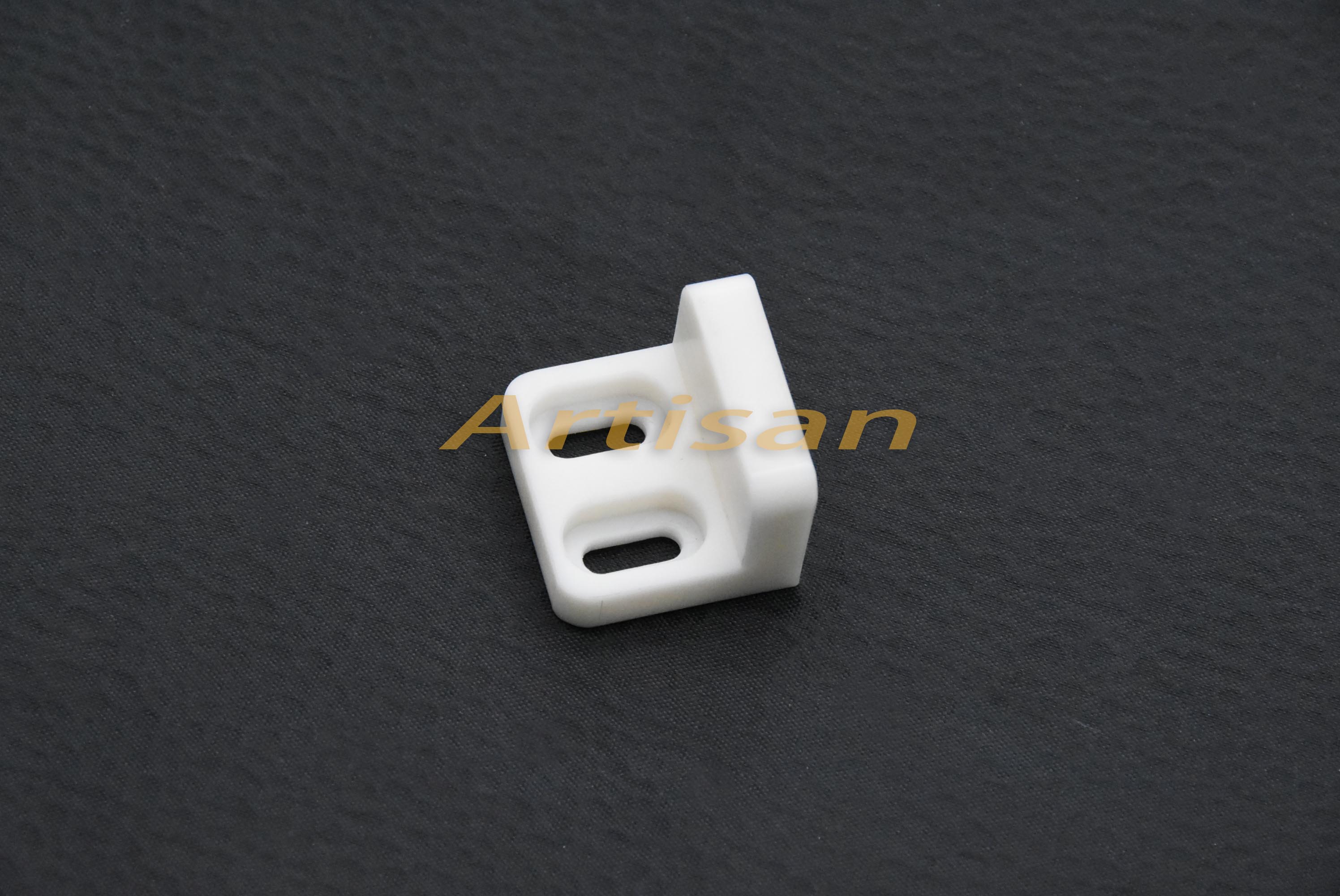 <strong>电子类精密加工：尼龙支架</strong>