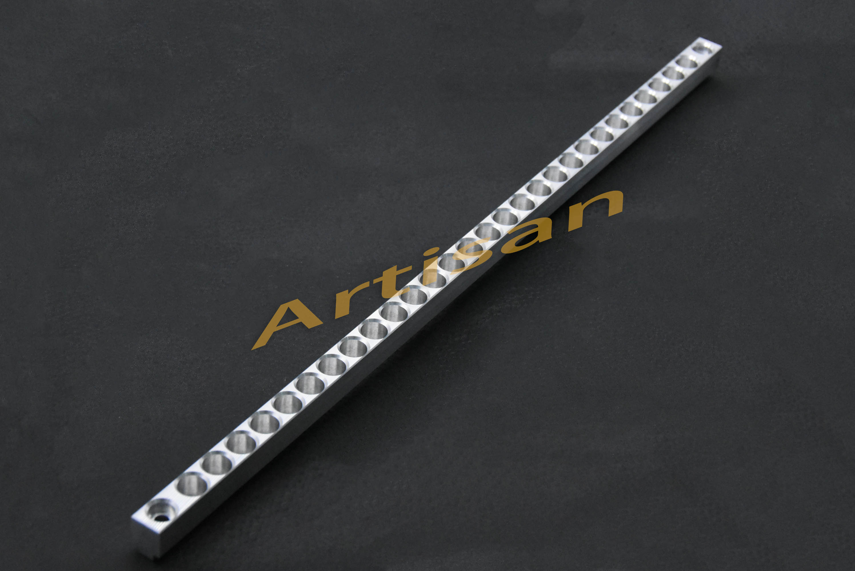 <strong>电子类精密加工：定位孔板</strong>