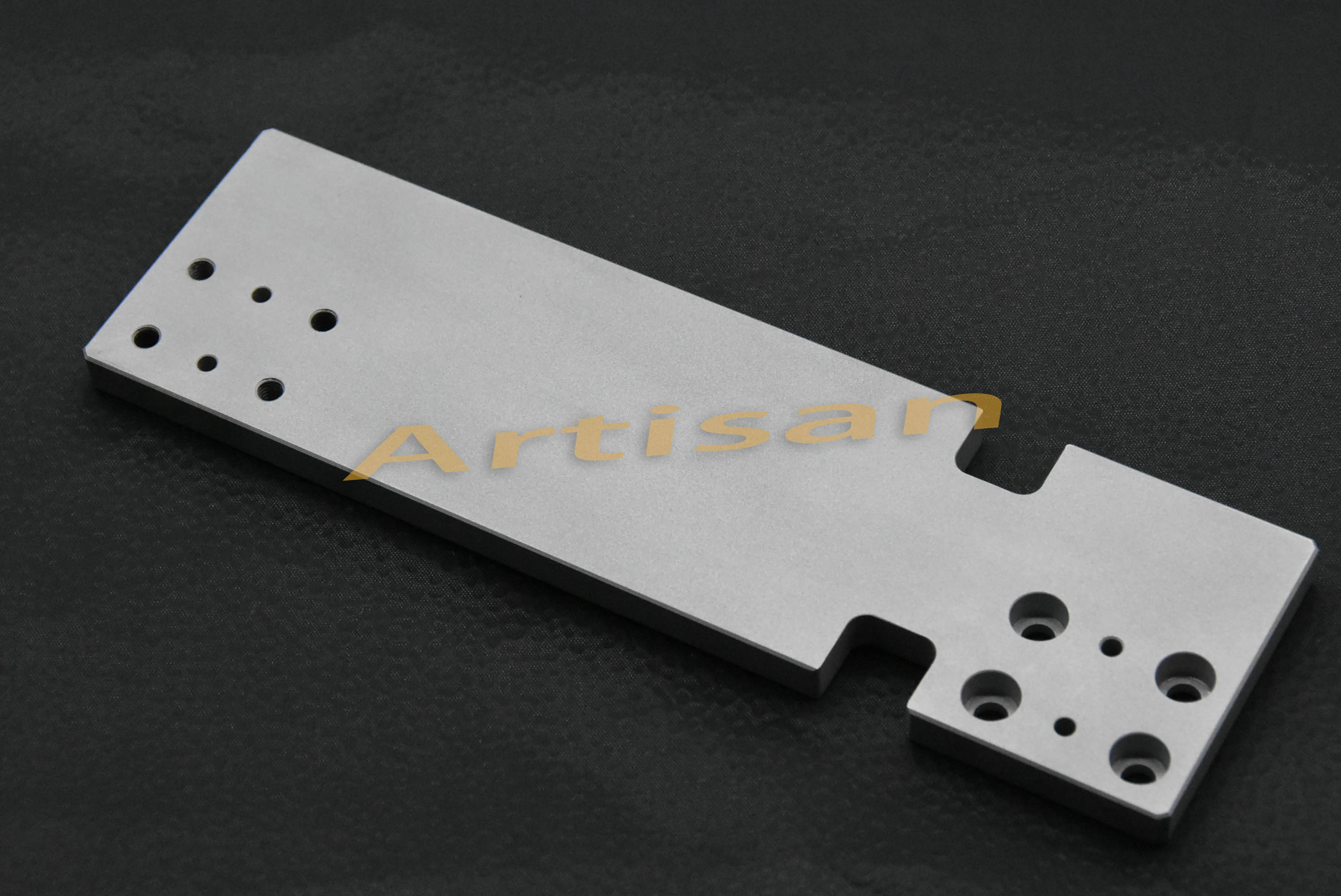 <strong>电子类精密加工：横板</strong>