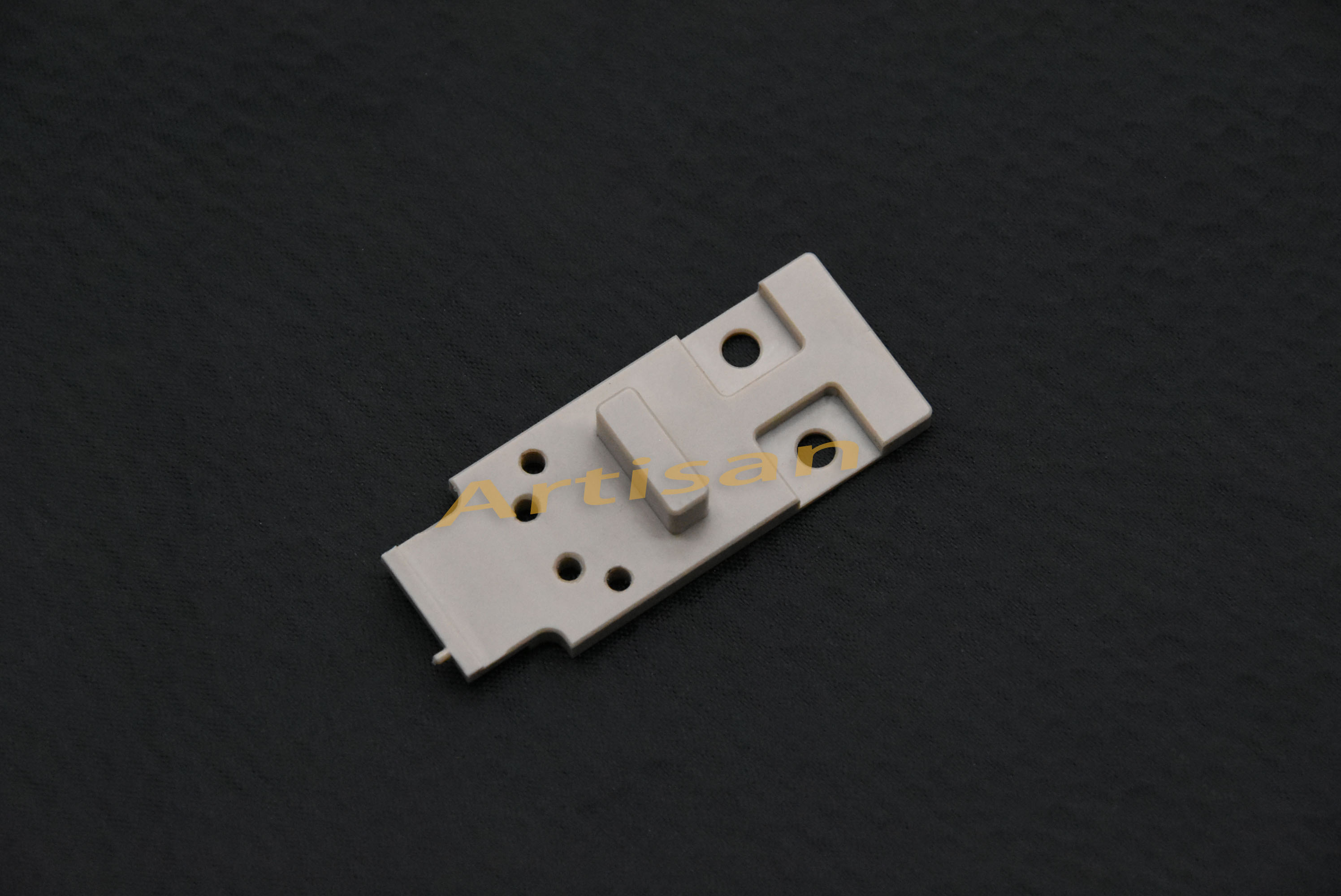 <strong>电子类精密件加工：塑料块2</strong>